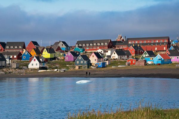 Su, Keren 아티스트의 Brightly painted houses on the beach-Qeqertarsuaq-Greenland작품입니다.